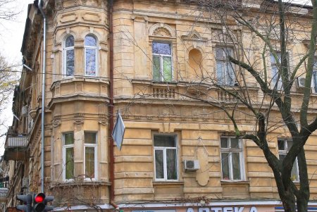 Улица Нежинская: старинные дома, брусчатка и столетние трамвайные рельсы (фоторепортаж) 