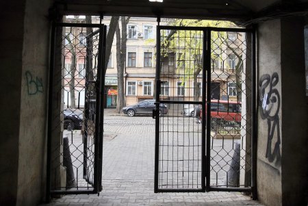 Улица Нежинская: старинные дома, брусчатка и столетние трамвайные рельсы (фоторепортаж) 