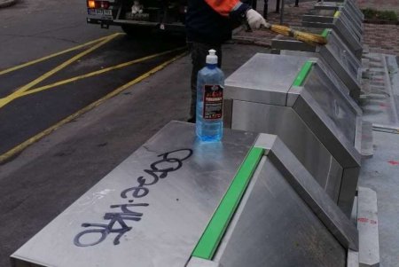 Вандалы разрисовали остановки в центре города и мусорные баки на Соборной площади (фото)