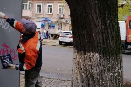 Вандалы разрисовали остановки в центре города и мусорные баки на Соборной площади (фото)