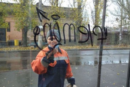 Вандалы разрисовали остановки в центре города и мусорные баки на Соборной площади (фото)