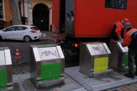 Вандалы разрисовали остановки в центре города и мусорные баки на Соборной площади (фото)