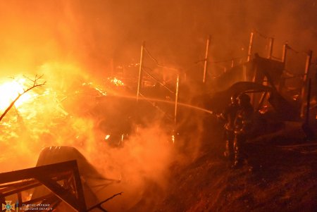 Ночью на пляже «Дельфин» дотла сгорел ночной клуб: пожар охватил 400 квадратных метров (фото)