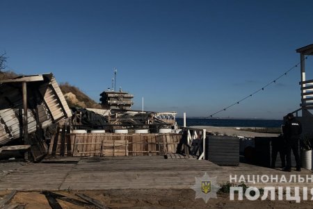 Полиция расследует обстоятельства пожара, уничтожившего ночной клуб на пляже «Дельфин»: подозревают поджог