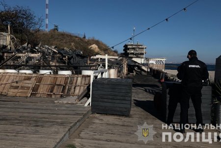 Полиция расследует обстоятельства пожара, уничтожившего ночной клуб на пляже «Дельфин»: подозревают поджог