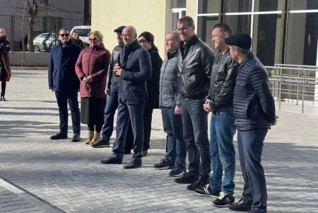 Аллею белых акаций высадили на территории Дворца детского и юношеского творчества в Киевском районе (фото)