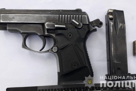 С пистолетом и гранатой в авто житель Сергеевки приехал выбивать «долг» у односельчанина (фото, видео)