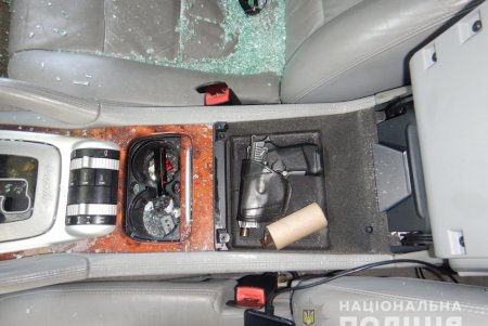 С пистолетом и гранатой в авто житель Сергеевки приехал выбивать «долг» у односельчанина (фото, видео)