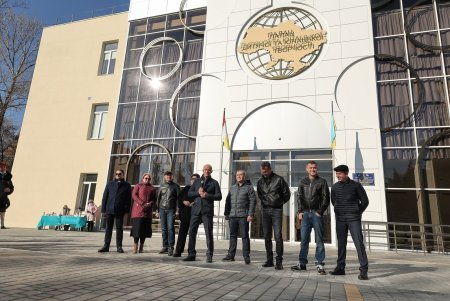 В рамках акции «1000 белых акаций» высадили деревья возле Дворца детского творчества (фоторепортаж)