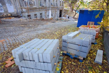 Ремонт Градоначальницкой лестницы: замена асфальта, восстановление забора, установка перил и опор с фонарями (фоторепортаж)