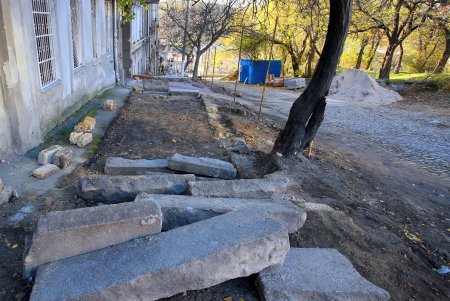 Ремонт Градоначальницкой лестницы: замена асфальта, восстановление забора, установка перил и опор с фонарями (фоторепортаж)