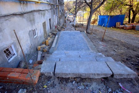 Ремонт Градоначальницкой лестницы: замена асфальта, восстановление забора, установка перил и опор с фонарями (фоторепортаж)