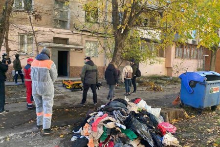 Из захламленной квартиры в Киевском районе коммунальщики вынесли тонны мусора (фото)