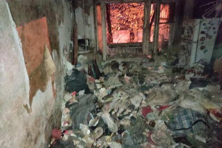 Из захламленной квартиры в Киевском районе коммунальщики вынесли тонны мусора (фото)