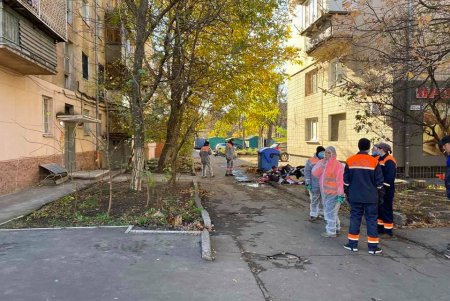 Из захламленной квартиры в Киевском районе коммунальщики вынесли тонны мусора (фото)
