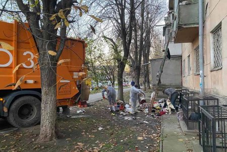 Из захламленной квартиры в Киевском районе коммунальщики вынесли тонны мусора (фото)