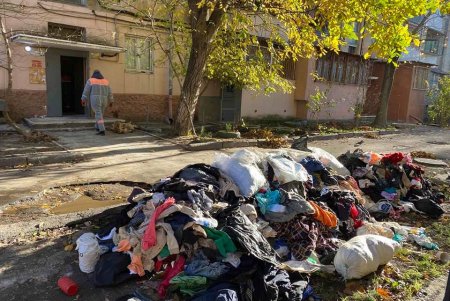 Из захламленной квартиры в Киевском районе коммунальщики вынесли тонны мусора (фото)