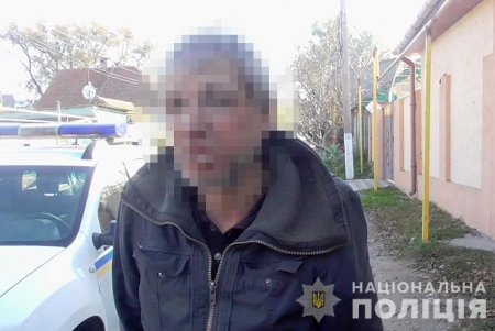 В Белгороде-Днестровском мужчина заподозрил знакомого в краже и приковал цепью к столбу почти на сутки (фото, видео)