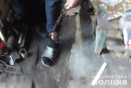 В Белгороде-Днестровском мужчина заподозрил знакомого в краже и приковал цепью к столбу почти на сутки (фото, видео)