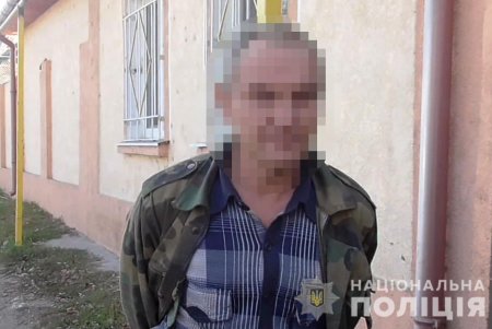 В Белгороде-Днестровском мужчина заподозрил знакомого в краже и приковал цепью к столбу почти на сутки (фото, видео)