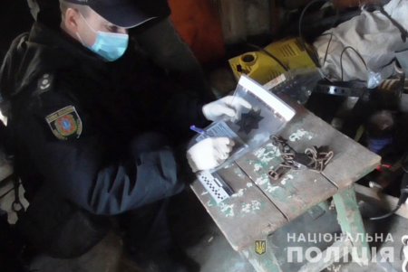 В Белгороде-Днестровском мужчина заподозрил знакомого в краже и приковал цепью к столбу почти на сутки (фото, видео)