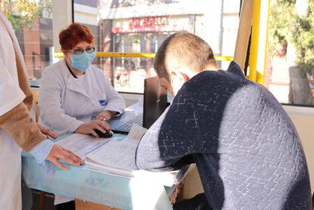 На Старосенной площади одесситы могут привиться в специальном вакцинальном трамвае (фото) 