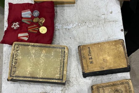Старинные книги, медали и банкноты изъяли в паромном пункте пропуска «Орловка» (фото)