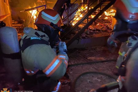 Ночью на базе отдыха в Грибовке пылали деревянные домики (фото)