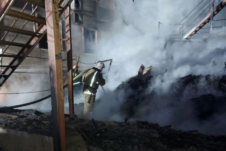 Ночью на базе отдыха в Грибовке пылали деревянные домики (фото)