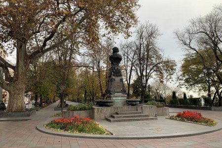 В рамках капремонта Приморского бульвара возле памятника Дюку уложат новую плитку (фото, видеокомментарий)