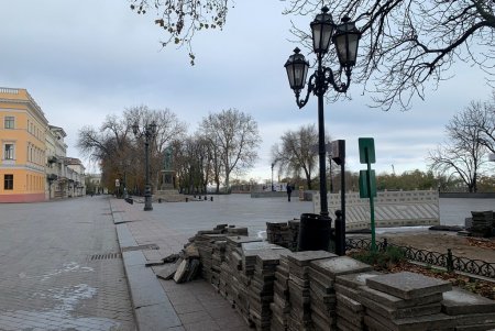В рамках капремонта Приморского бульвара возле памятника Дюку уложат новую плитку (фото, видеокомментарий)