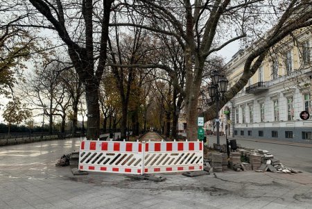 В рамках капремонта Приморского бульвара возле памятника Дюку уложат новую плитку (фото, видеокомментарий)