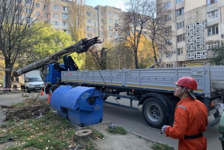 На двух улицах города восстановлено поврежденное наружное освещение (фото)