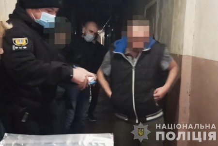 Постоялец одесского хостела хранил в пачке от сигарет полсотни свертков с метадоном (фото, видео)
