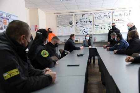 Инспектор одесской таможни с псом Боцманом на отлично прошли спецподготовку по поиску контрабанды (фото)
