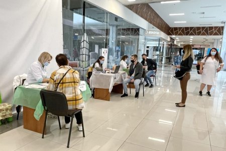 В Одессе ежедневно работают центры массовой вакцинации от COVID-19 на территории торговых центров (фото)