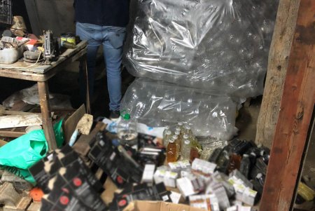 В 11 домовладениях Раздельнянского района обнаружены целые склады контрафактных спирта и сигарет (фото)