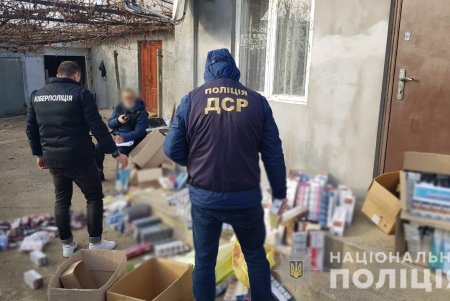 В 11 домовладениях Раздельнянского района обнаружены целые склады контрафактных спирта и сигарет (фото)