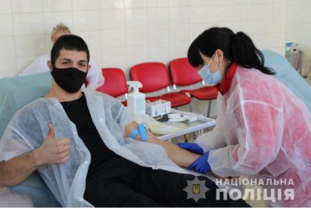 «Сдай кровь — спаси жизнь»: полицейские стали донорами для пострадавших в ДТП и призывают одесситов присоединиться (фото, видео)