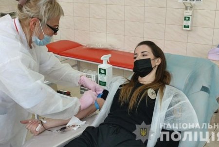 «Сдай кровь — спаси жизнь»: полицейские стали донорами для пострадавших в ДТП и призывают одесситов присоединиться (фото, видео)