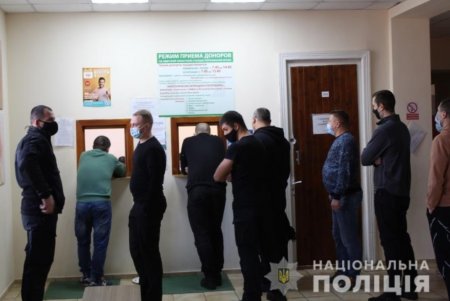 «Сдай кровь — спаси жизнь»: полицейские стали донорами для пострадавших в ДТП и призывают одесситов присоединиться (фото, видео)