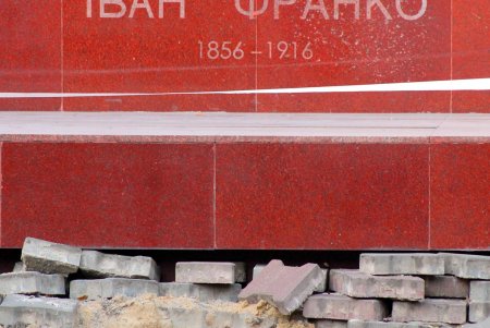 На Александровском проспекте коммунальщики ремонтируют участки теплотрассы (фоторепортаж)
