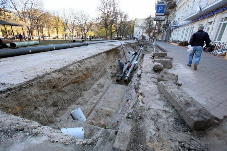 На Александровском проспекте коммунальщики ремонтируют участки теплотрассы (фоторепортаж)