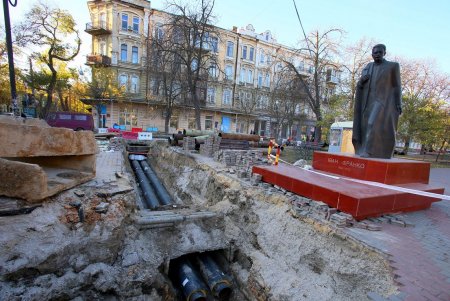 На Александровском проспекте коммунальщики ремонтируют участки теплотрассы (фоторепортаж)