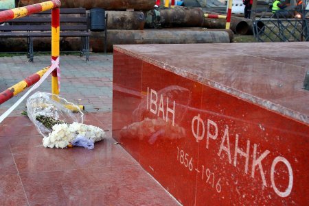 На Александровском проспекте коммунальщики ремонтируют участки теплотрассы (фоторепортаж)