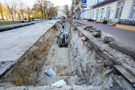 На Александровском проспекте коммунальщики ремонтируют участки теплотрассы (фоторепортаж)