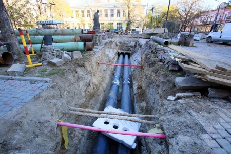 На Александровском проспекте коммунальщики ремонтируют участки теплотрассы (фоторепортаж)