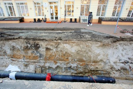 На Александровском проспекте коммунальщики ремонтируют участки теплотрассы (фоторепортаж)
