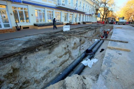 На Александровском проспекте коммунальщики ремонтируют участки теплотрассы (фоторепортаж)