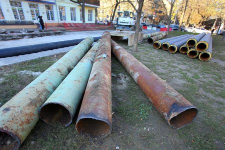 На Александровском проспекте коммунальщики ремонтируют участки теплотрассы (фоторепортаж)